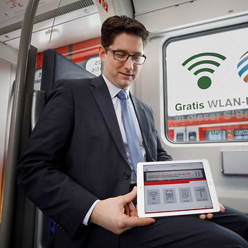 S-Bahn-Chef Dr. Rothenstein präsentiert das gratis Zugportal