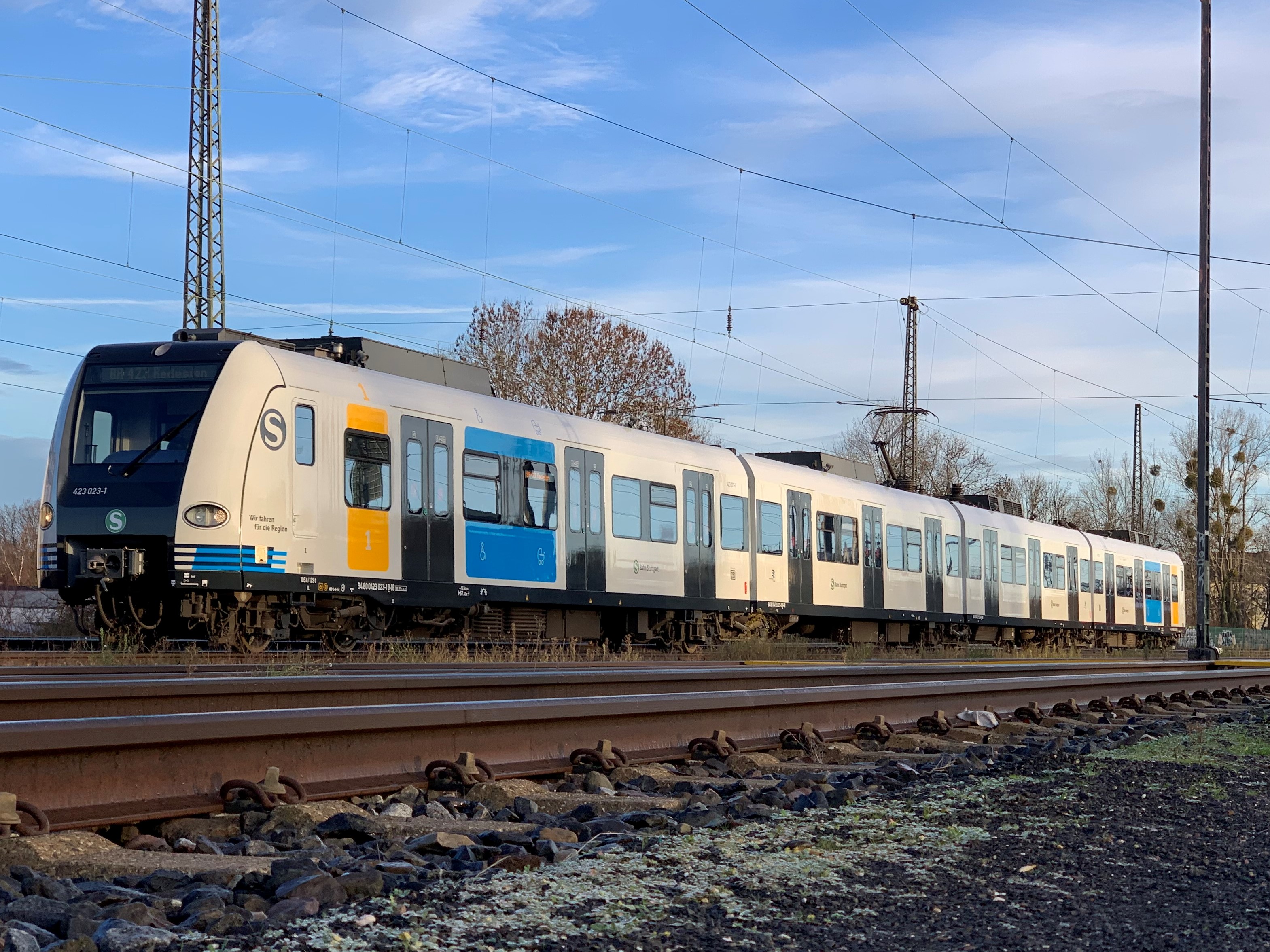 Erste SBahn im neuen Außendesign Deutsche Bahn AG