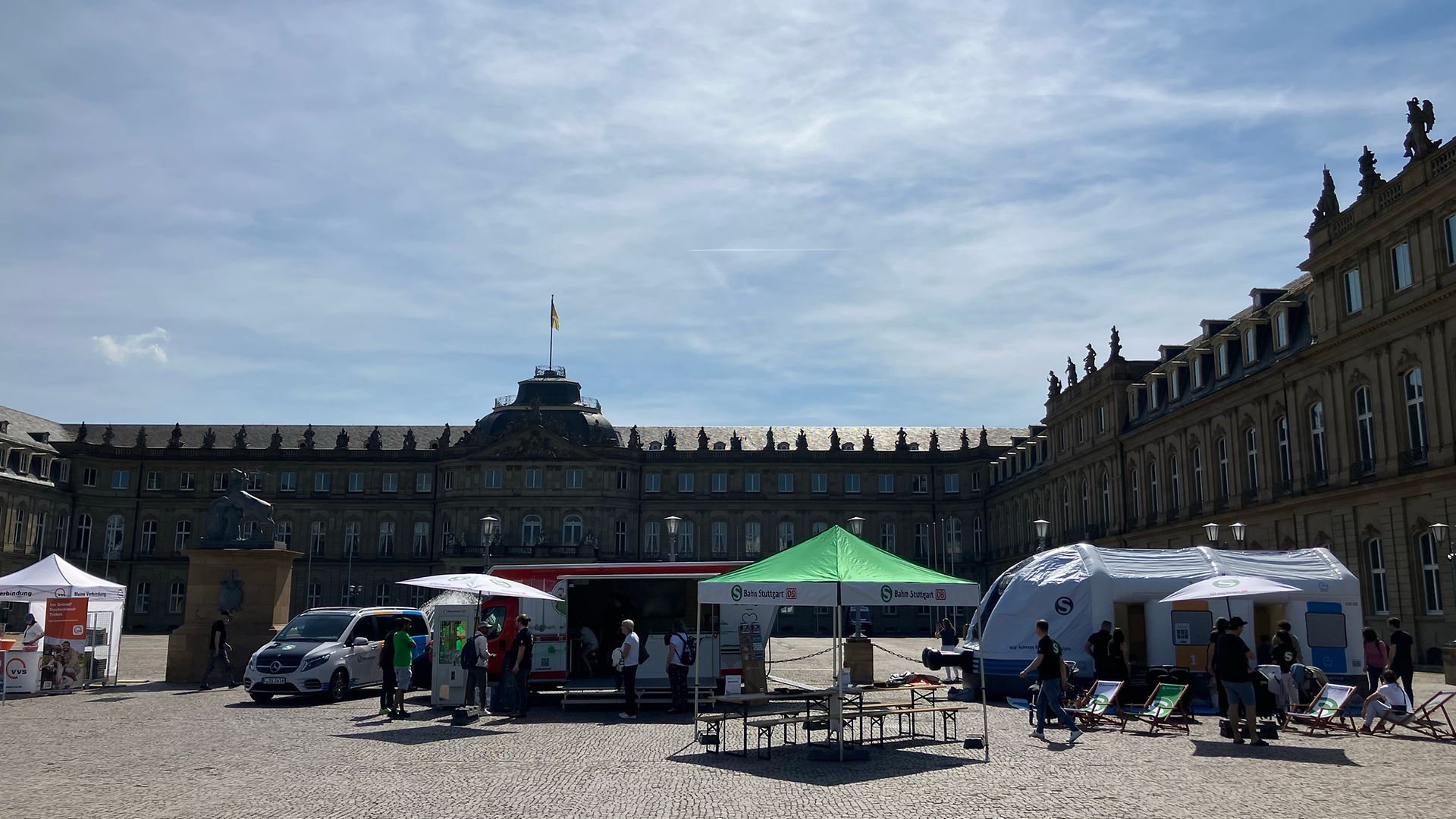 Stand der S-Bahn Stuttgart vor dem Stuttgarter Schloss