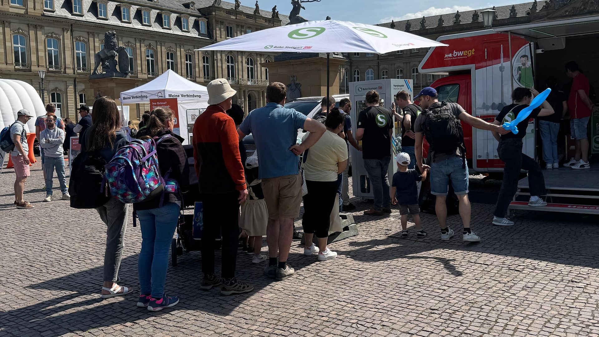 Schlange vor dem Greifarmautomaten