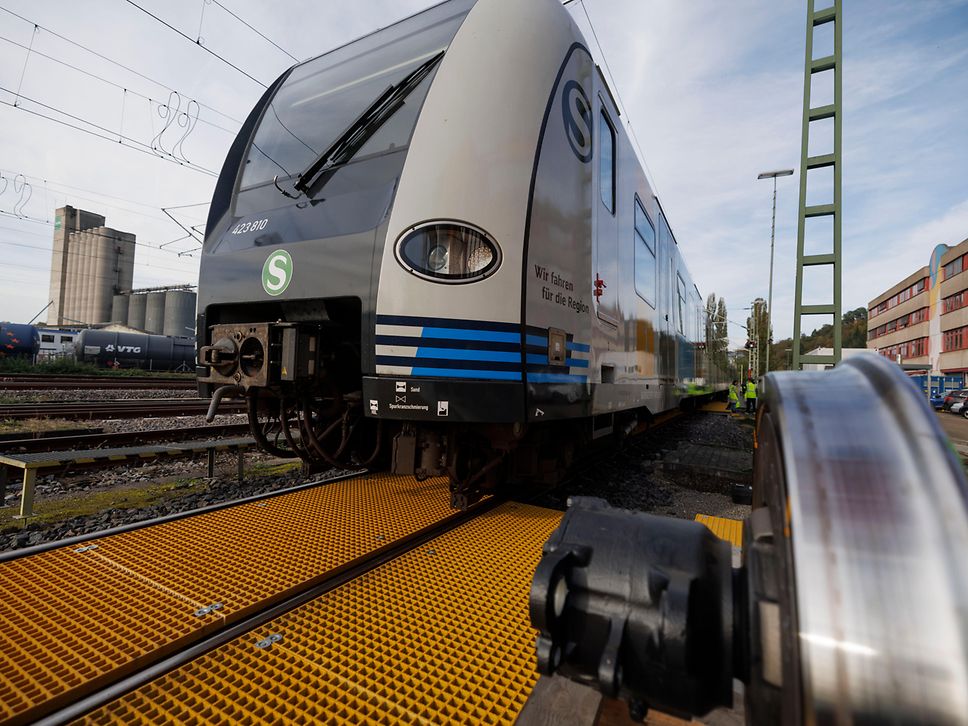 Bei der S-Bahn Stuttgart im Werk Plochingen misst die ARGUS-Anlage Radprofile automatisch.