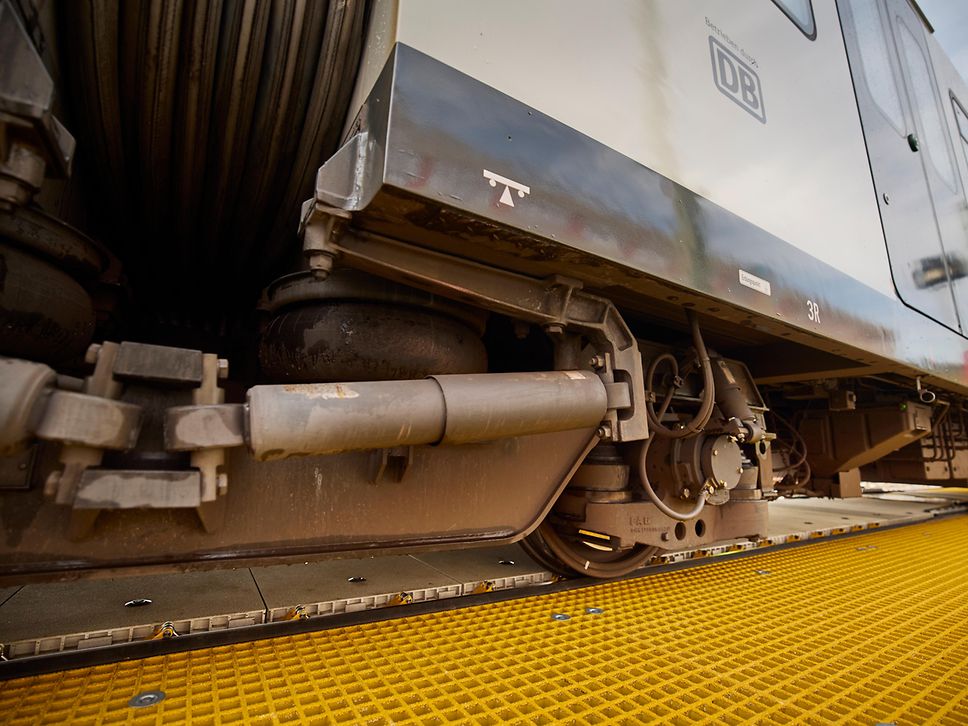 Bei der S-Bahn Stuttgart im Werk Plochingen misst die ARGUS-Anlage Radprofile automatisch.