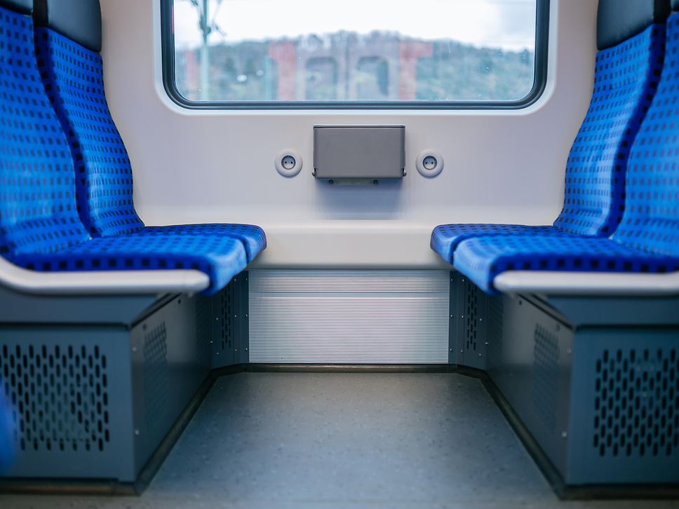 Man sieht einen Vierersitz in einer S-Bahn mit neuen Steckdosen