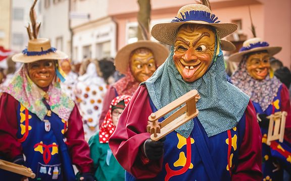 Verkleidete Menschen in Faschingskostümen auf einem Faschingsumzug