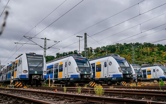 Fünf S-Bahnen der S-Bahn Stuttgart stehen auf nebeneinander auf den Gleisen