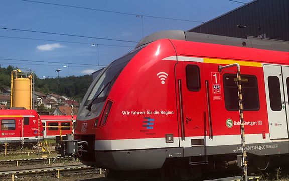 Eine rote S-Bahn der S-Bahn Stuttgart